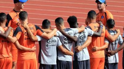 Diego Vázquez y sus dirigidos en el entreno de hoy en el Amarateca.