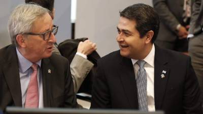 El mandatario hondureño, Juan Orlando Hernández junto al presidente de la Comisión Europea Jean-Claude Juncker.