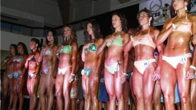Las participantes de la categoría femenina Bikini hasta 1.60 metros durante su presentación en el “Cover Classic”.