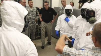 El Gobernador de Texas Rick Perry, pide explicaciones al CDC sobre los contagios de ébola en un hospital de Dallas.