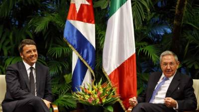 El primer ministro italiano Matteo Renzi junto con el presidente cubano Raúl Castro en La Habana.