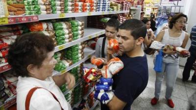 Ríos de venezolanos cruzaron ayer a pie la frontera con Colombia para aprovechar la apertura temporal del paso limítrofe, tras casi un año de cierre, y comprar en la ciudad de Cúcuta alimentos y medicinas, escasos en su país.