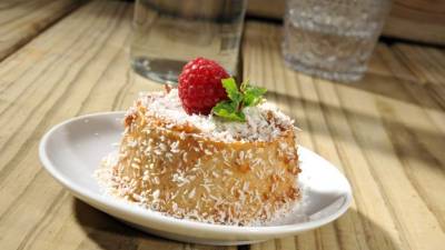 Decore el flan de dulce de leche con su fruta favorita.