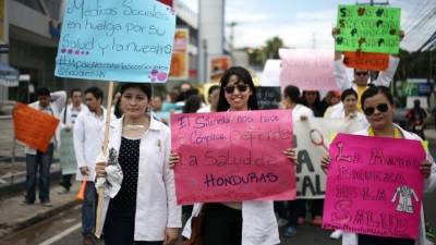 Estudiantes de la Unah demandan pago de beca.