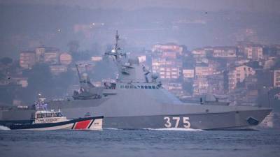 Imagen de archivo de un barco ruso en el Bósforo.