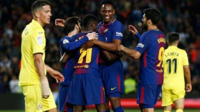 Ousmane Dembele es felicitado por Messi, Yerry Mina y Luis Suárez tras marcar uno de sus goles al Villarreal. Foto AFP