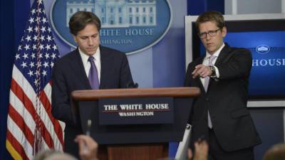 El consejero adjunto de Seguridad Nacional, Tony Blinken (i) y el portavoz de la Casa Blanca, Jay Carney (d), responden a preguntas de los medios en relación con Siria, durante el informe diario en la Casa Blanca, Washington, DC, EE.UU.. EFE