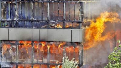 Los bomberos llegaron este lunes a las siete de la tarde (02.00 GMT) al número 2411 de la calle Octava de Los Ángeles, donde un edificio, que se suponía estaba abandonado, se encontraba en llamas. EFE/Archivo