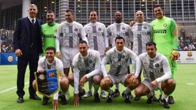 David Suazo (arriba quinto de izquierda a derecha) en el momento que posaba previo al duelo ante Barcelona. FOTO Inter.