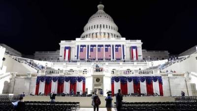 Varias peronas observan hoy el escenario en el Capitolio varias horas antes de que el empresario neoyorquino Donald Trump se convertirá en el nuevo presidente de Estados Unidos en Washington DC, Estados Unidos. EFE