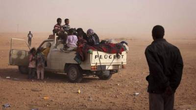 Familias africanas de Níger varadas en el desierto tras huir de Sirte, en septiembre de 2011. EFE/Archivo