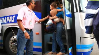 Siete buses ingresaron ayer a San Pedro Sula con 155 menores deportados de México.