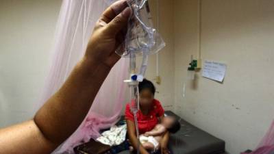 Los hospitales públicos del país están llenos con pacientes de dengue.