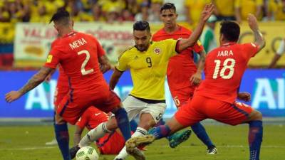 El delantero Radamel Falcao volvió a jugar con la selección de Colombia y lo hizo contra Chile. Foto AFP