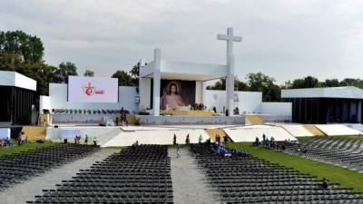 Vista general del escenario en el parque Blonie durante los preparativos de la Jornada Mundial de la Juventud, en Cracovia (Polonia) hoy. La JMJ se celebrará en Cracovia del 26 al 31 de julio. EFE