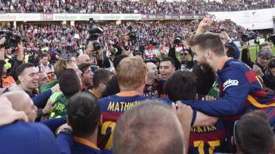 Tras el pitazo final, los jugadores del Barcelona festejaron su título 24. EFE/ Pepe Torres.