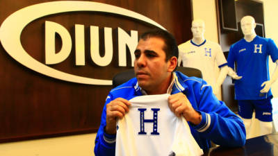 Mario Faraj, vicepresidente comercial de Diunsa, muestra la nueva camisa de la Selección.