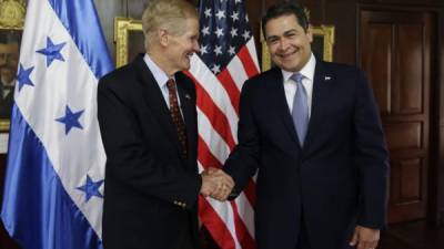 Bill Nelson, senador de la Florida, Estados Unidos, saluda al presidente de Honduras, Juan Orlando Hernández.