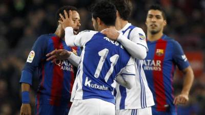 Carlos Vela soltó un manotazo a Neymar. Foto EFE/Quique García
