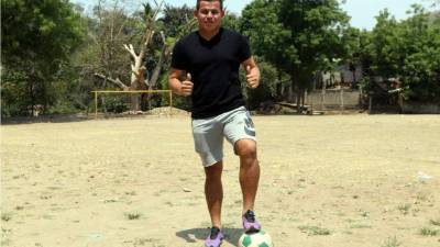 Kevin Espinoza posa en la polvorienta cancha que lo vio nacer como jugador. Fotos: Gilberto Sierra