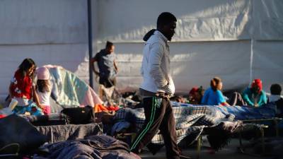 Un grupo de personas de la Caravana migrante mientras descansan en el albergue la Casa del Peregrino, en la Ciudad de México.