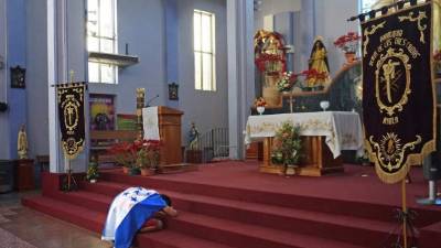 A Central American migrant and his baby travelling on caravan to the US, remain with a group of mostly Honduran migrants at the international bridge that connects Tecum Uman, Guatemala, with Ciudad Hidalgo, Mexico, on January 20, 2020. - Most of the migrants left last Tuesday from Honduras and had arrived Saturday morning at the bridge over the Suchiate River, which forms the border between Guatemala and Mexico to the north. (Photo by Johan ORDONEZ / AFP)