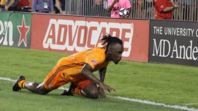 Alberth Elis fue la figura al marcar un doblete en la victoria del Houston Dynamo. Foto Annie Lagos.