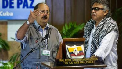 Andres París junto al comandante Jesús Santrich, en el Palacio de Convenciones de La Habana, Cuba.