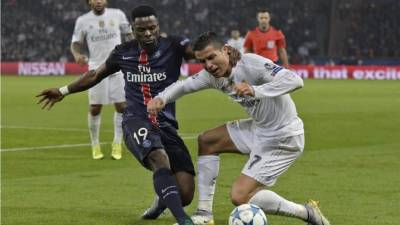 Paris Saint-Germain's Argentine forward Mauro Icardi (R) challenges Real Madrid's French defender Raphael Varane during the UEFA Champions League group A football match against Paris Saint-Germain FC at the Santiago Bernabeu stadium in Madrid on November 26, 2019. (Photo by GABRIEL BOUYS / AFP)