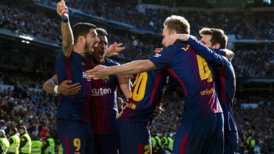 Los jugadores del Barcelona celebrando uno de los goles contra el Real Madrid en el estadio Santiago Bernabéu. Foto AFP