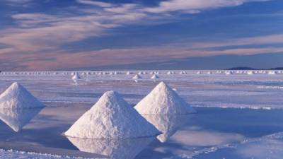 La sal proviene de las montañas que rodean el Salar. Foto: Getty.