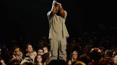 Kanye West fue ovacionado al recibir el premio vanguardista en los MTV.