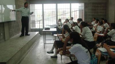 Los estudiantes recibieron sus clases ayer.