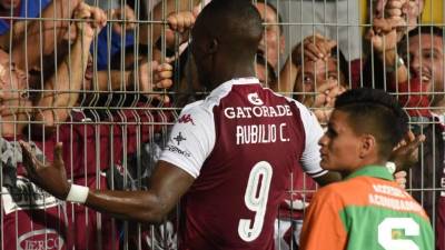 Rubilio Castillo celebrando su anotación con la afición del monstruo morado. FOTO SAPRISSA.