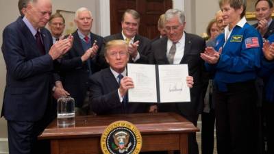 Varios astronautas y senadores acompañaron a Trump en la firma del decreto ‘espacial’ del magnate. afp