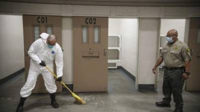 Un interno limpia un pasillo de la cárcel del Condado de San Diego, California.