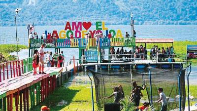 Recorridos por muelles en los restaurantes, paseos en kayak y varios platillos son disfrutados por miles de personas en el Lago de Yojoa, Cortés, Honduras.