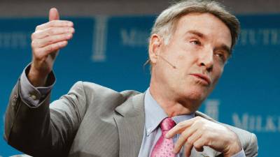Argentinas' national team coach Sergio Batista (L) watches the friendly football match against Spain, at the Monumental stadium in Buenos Aires, Argentina, on September 7, 2010. AFP PHOTO/Alejandro PAGNI