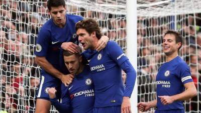 Eden Hazard, Álvaro Morata y Marcos Alonso celebrando un gol del Chelsea contra el Newcastle. Foto AFP