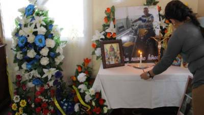 ¡Sos nuestro héroe! reza un letrero que su familia colocó en el altar que fue erigido en su casa para rezarle el novenario. Fotos: Wendell Escoto