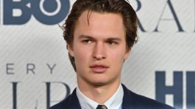 Ansel Elgort fue acusado de presunta violación en las redes sociales.