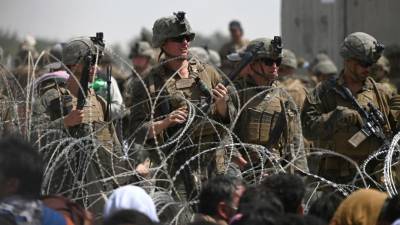 Al menos 13 soldados estadounidenses murieron tras un ataque suicida en la caótica retirada de Afganistán.