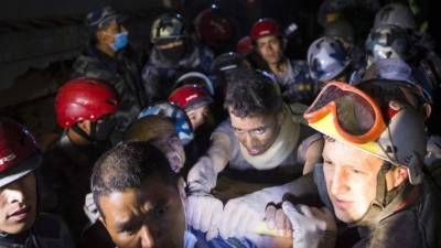 Los equipos de rescate continúan trabajando contra el reloj para encontrar más supervivientes del terremoto en Nepal.