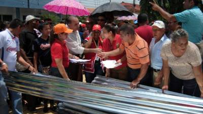 Con las láminas de zinc, las familias mejorarán el techo y evitarán de esa manera mojarse cuando llueve.