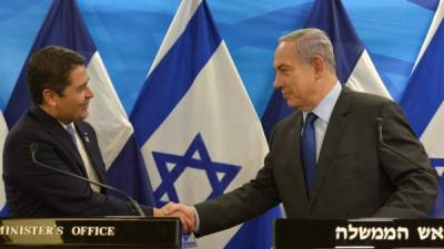 El primer ministro israelí, Benjamin Netanyahu (dcha), estrecha la mano al presidente de Honduras, Juan Orlando Hernández, durante un encuentro en Jerusalén (Israel) hoy, 29 de octubre de 2015, en el ámbito de la visita del mandatario latinoamericano al país. EFE