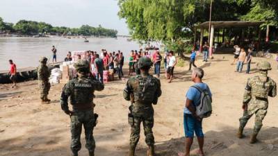 La Guardia Nacional mexicana desplegó decenas de militares a lo largo del río Suchiate, que separa a México de Guatemala, para impedir el paso de migrantes centroamericanos a su territorio.