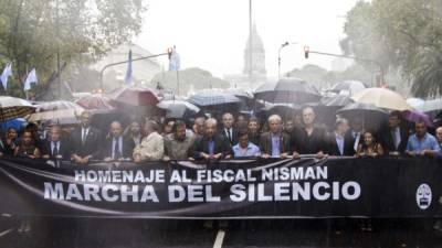 La muerte del fiscal argentino desató divisiones en la opinión pública, entre quienes afirman que a Nisman lo mandó matar la presidenta y aquellos que dicen que esa acusación busca adelantar las elecciones.