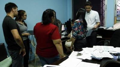 Los maestros del centro básico Presentación Centeno se reúnen con su director.
