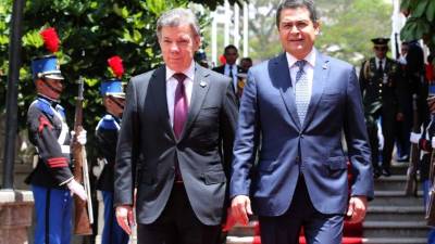 Los presidentes Juan Manuel Santos y Juan Orlando Hernández en Casa Presidencial.