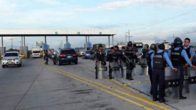 Un contingente de policías antimotines resguardan las casetas de peaje en San Manuel, Cortés. Foto tomada de Facebook.com/RadioProgreso